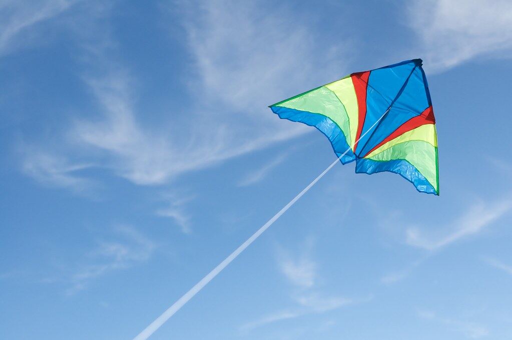 Ein bunter Drachen am blauen Himmel