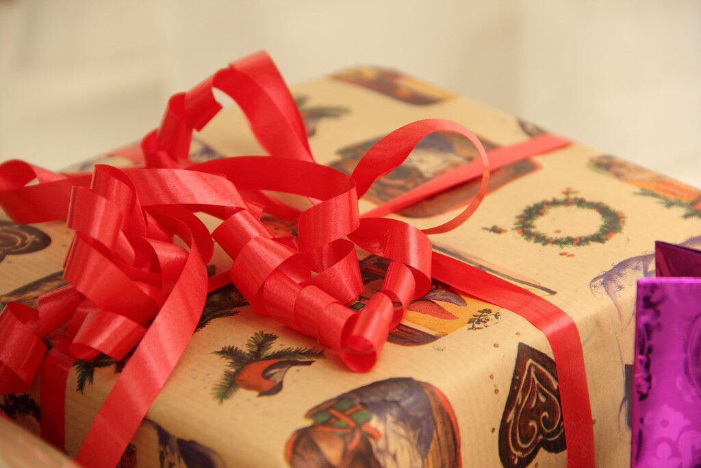 Ein eingepacktes Geschenk mit roter Ringelband-Schleife