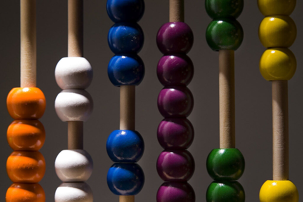 Die bunten Holzkugeln eines Rechenrahmens